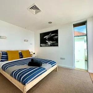  Apartment Seaside Panorama Retreat: Beachfront Comfort For Four