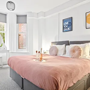  Apartment Family Retreat Stylish Apartment, Sleeps 6, 7 Minute Walk To Parking Wifi Kitchen And Washer